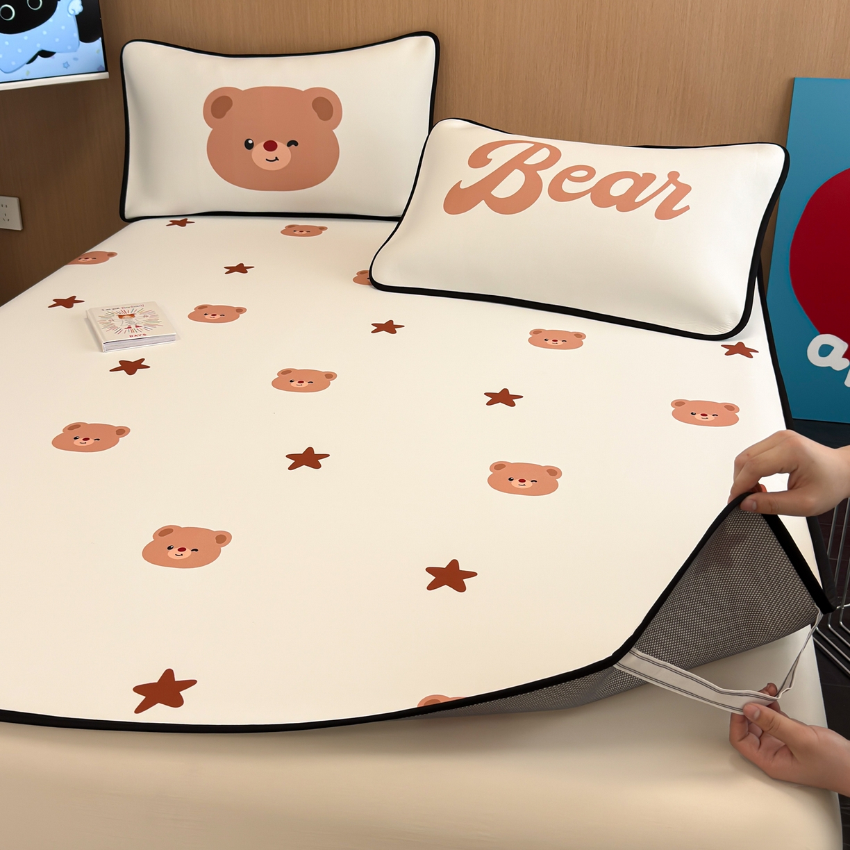 91家纺网 家纺一手货源 找家纺 懒猫家纺 2026新款大版卡通云感果冻床席床笠凉席 英伦小狗-床席款