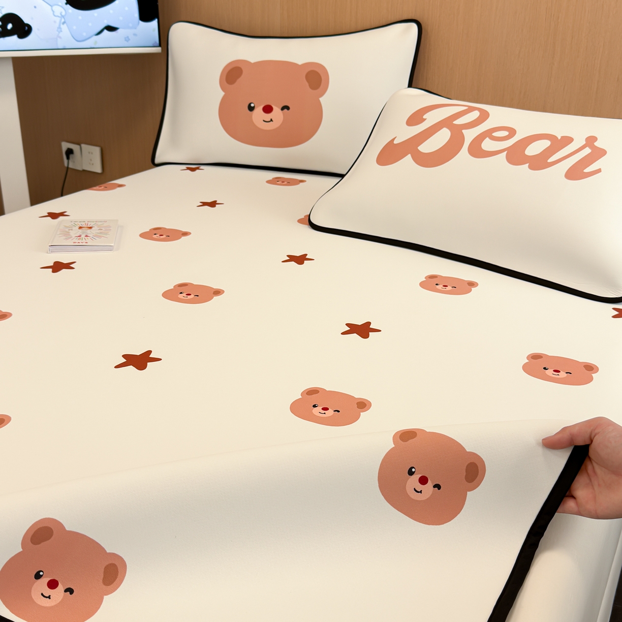 91家纺网 家纺一手货源 找家纺 懒猫家纺 2026新款大版卡通云感果冻床席床笠凉席 英伦小狗-床席款