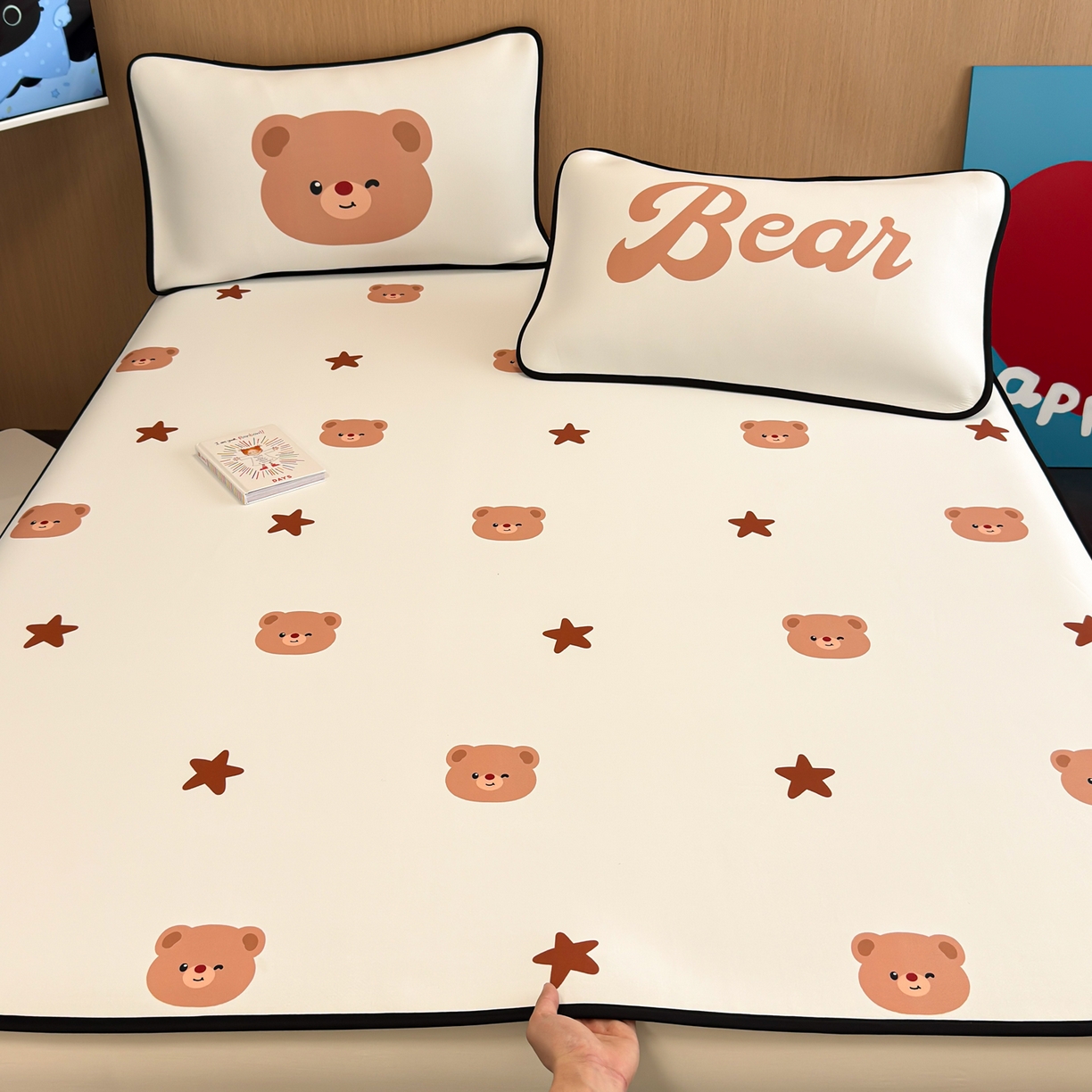 91家纺网 家纺一手货源 找家纺 懒猫家纺 2026新款大版卡通云感果冻床席床笠凉席 英伦小狗-床席款