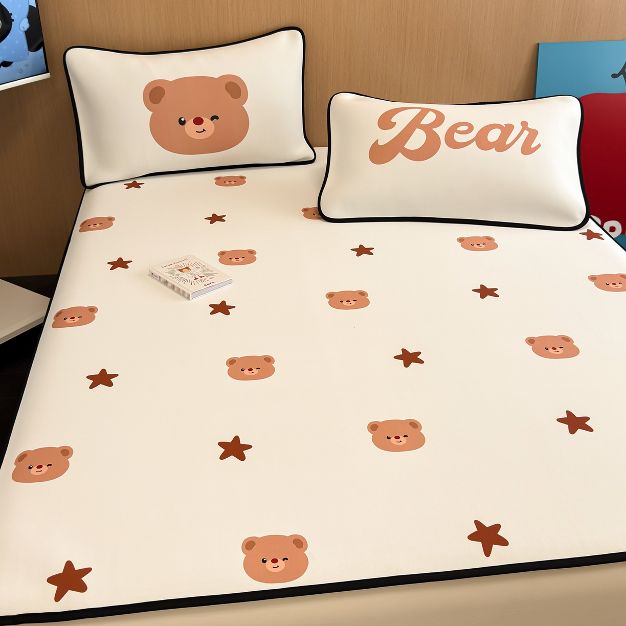 91家纺网 家纺一手货源 找家纺 懒猫家纺 2026新款大版卡通云感果冻床席床笠凉席 英伦小狗-床席款