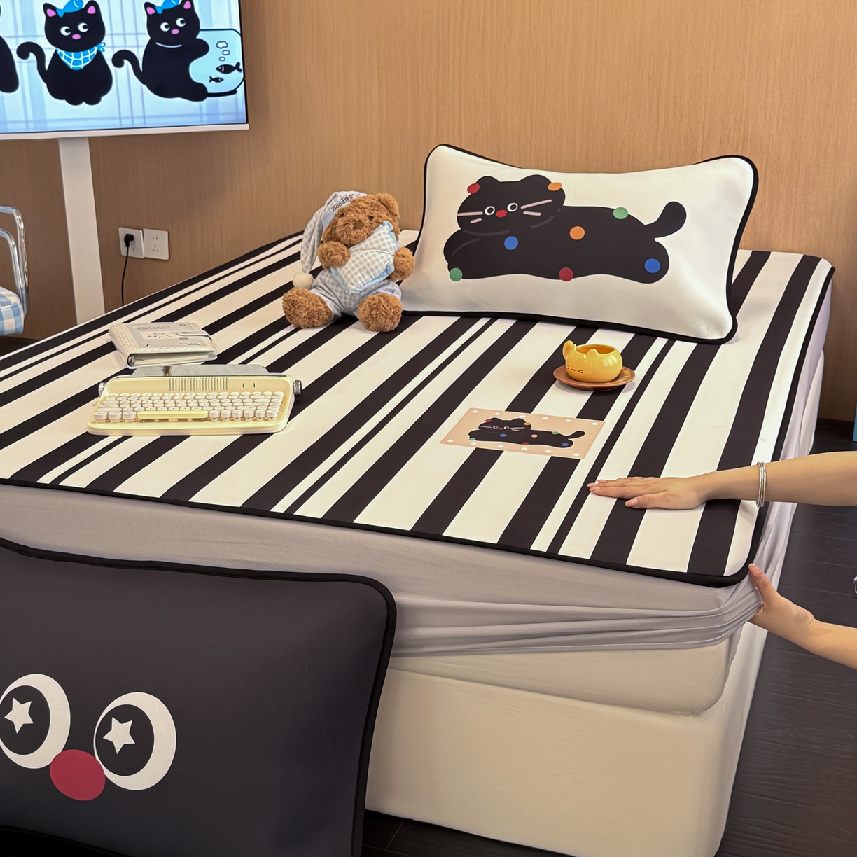 91家纺网 家纺一手货源 找家纺 懒猫家纺 2026新款大版卡通云感果冻床席床笠凉席 极简黑猫-床笠款