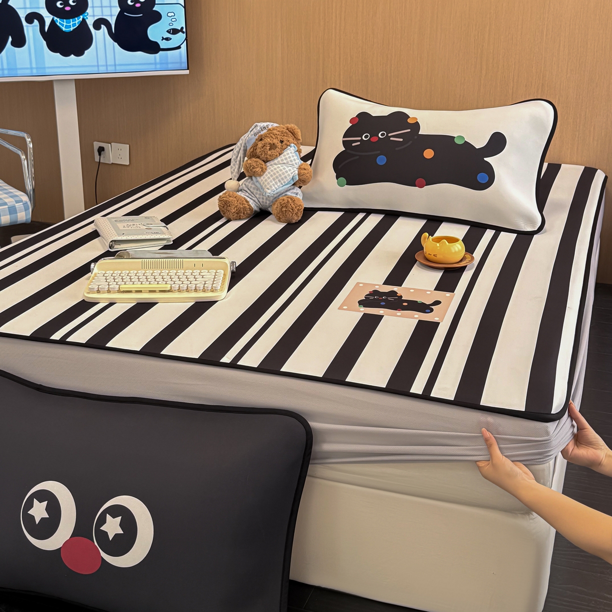 91家纺网 家纺一手货源 找家纺 懒猫家纺 2026新款大版卡通云感果冻床席床笠凉席 极简黑猫-床笠款