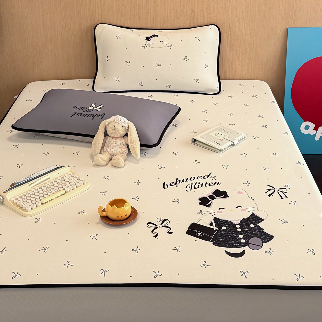 91家纺网 家纺一手货源 找家纺 懒猫家纺 2026新款大版卡通云感果冻床席床笠凉席 蝴蝶结小猫-床笠款