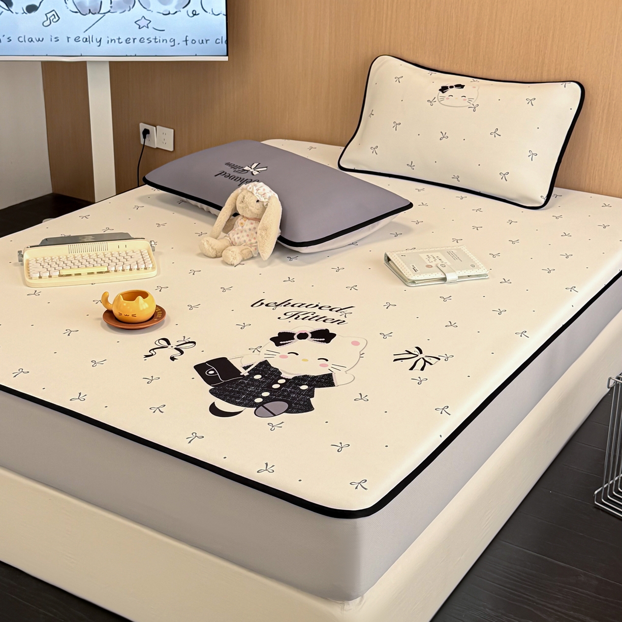 91家纺网 家纺一手货源 找家纺 懒猫家纺 2026新款大版卡通云感果冻床席床笠凉席 蝴蝶结小猫-床笠款