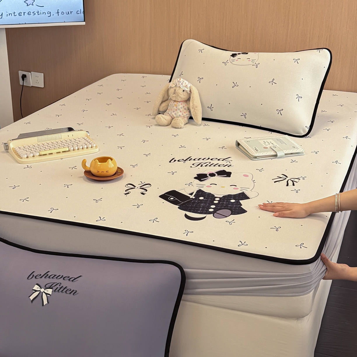 91家纺网 家纺一手货源 找家纺 懒猫家纺 2026新款大版卡通云感果冻床席床笠凉席 蝴蝶结小猫-床笠款