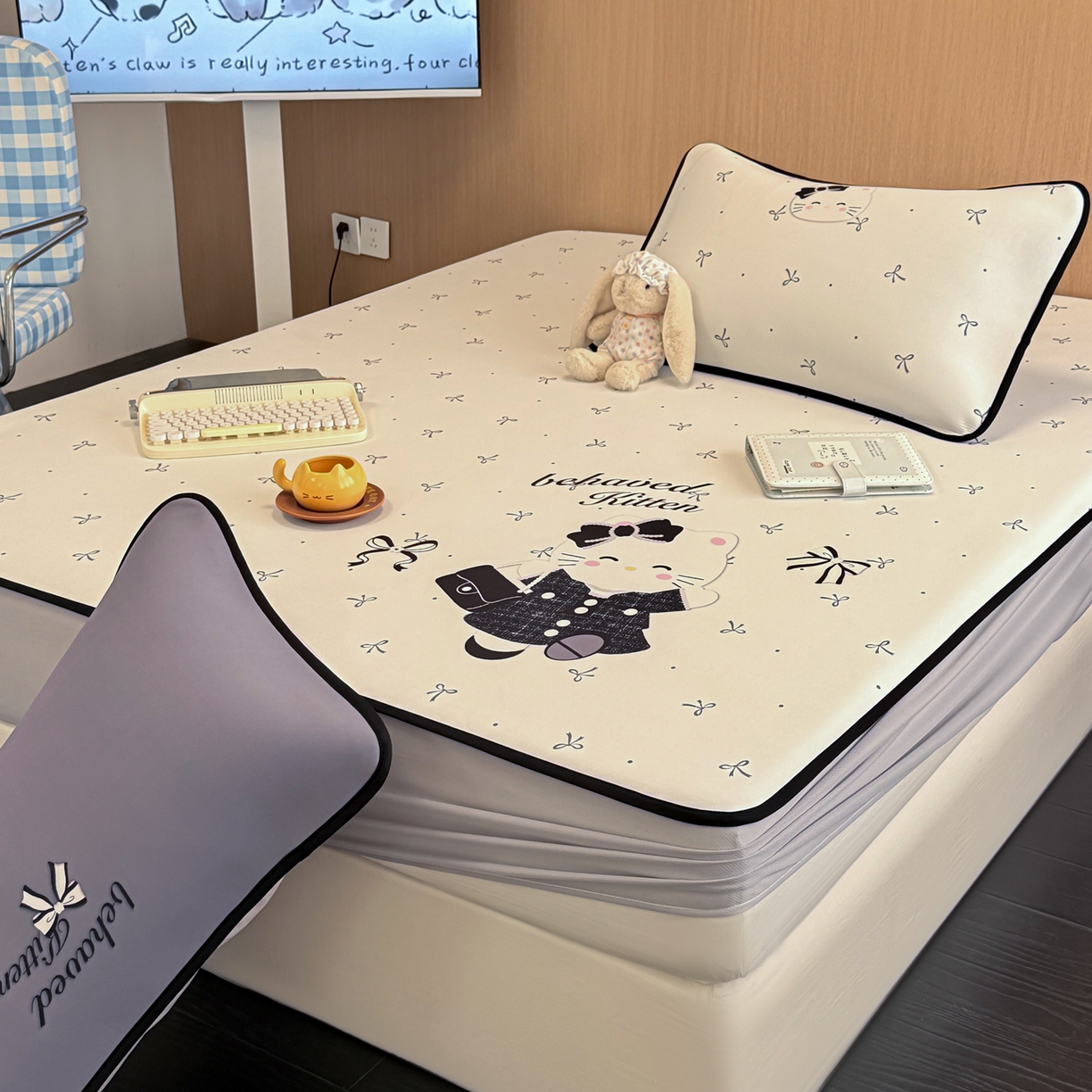 91家纺网 家纺一手货源 找家纺 懒猫家纺 2026新款大版卡通云感果冻床席床笠凉席 蝴蝶结小猫-床笠款