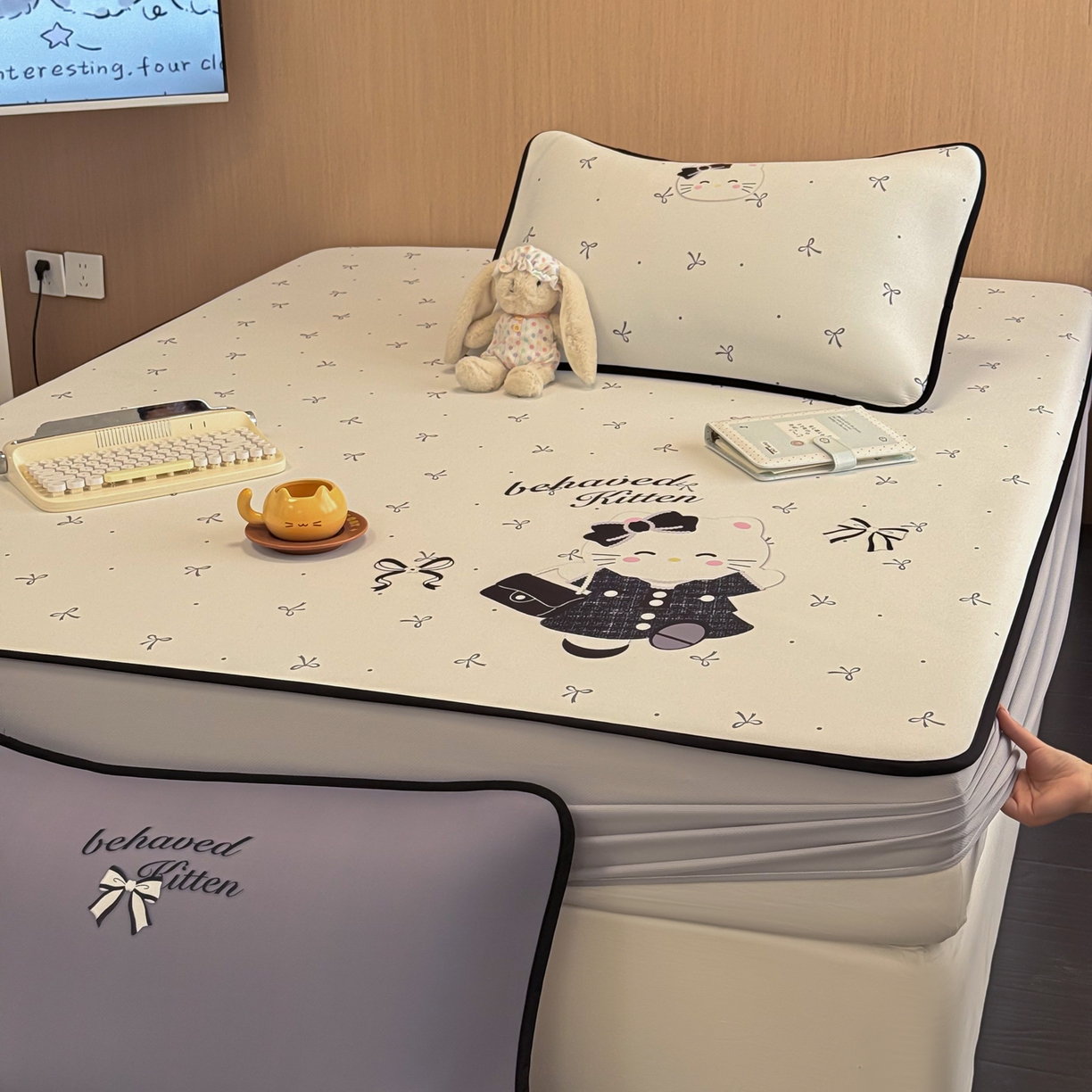 91家纺网 家纺一手货源 找家纺 懒猫家纺 2026新款大版卡通云感果冻床席床笠凉席 蝴蝶结小猫-床笠款