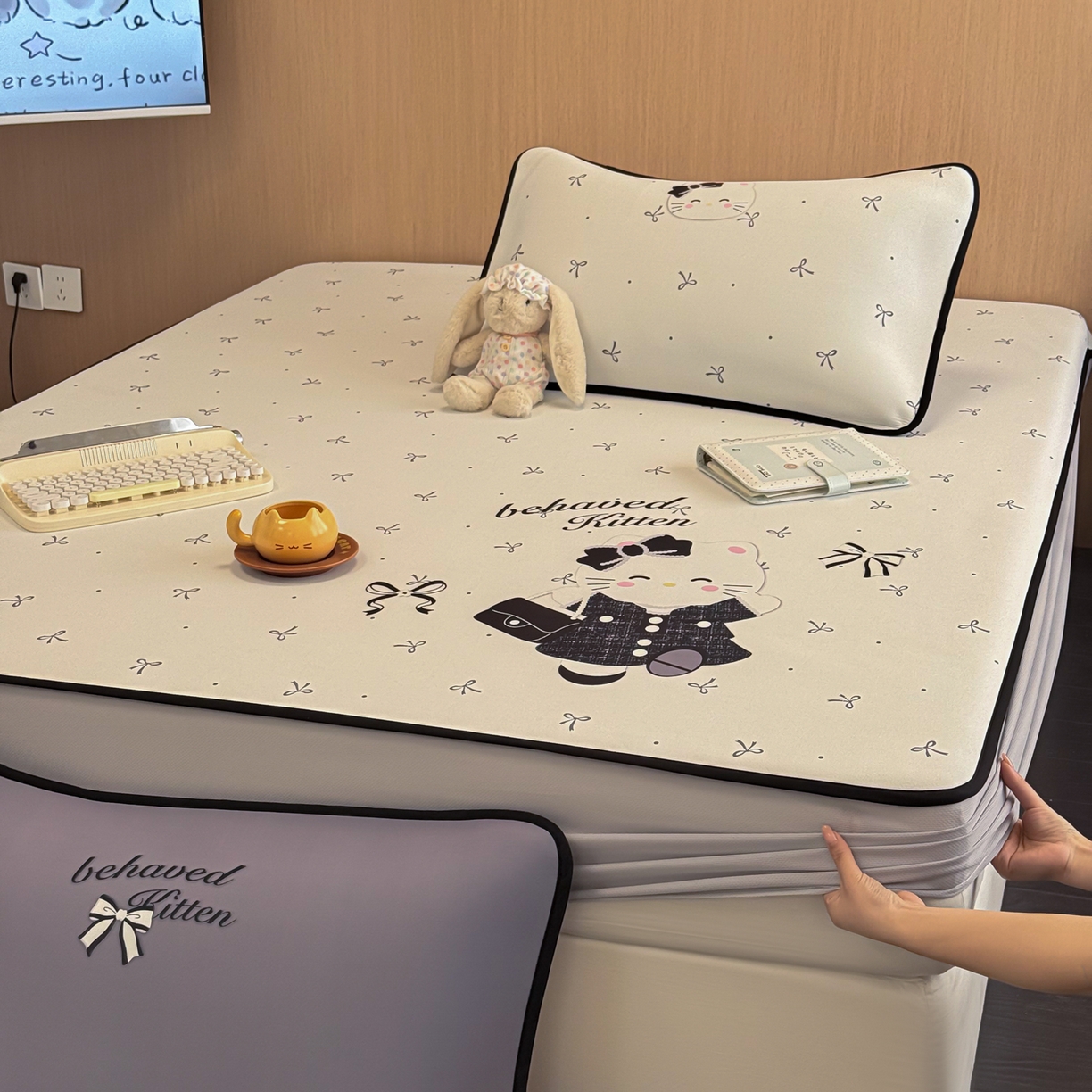 91家纺网 家纺一手货源 找家纺 懒猫家纺 2026新款大版卡通云感果冻床席床笠凉席 蝴蝶结小猫-床笠款