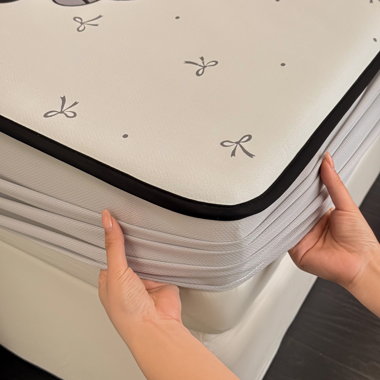 91家纺网 家纺一手货源 找家纺 懒猫家纺 2026新款大版卡通云感果冻床席床笠凉席 蝴蝶结小猫-床笠款