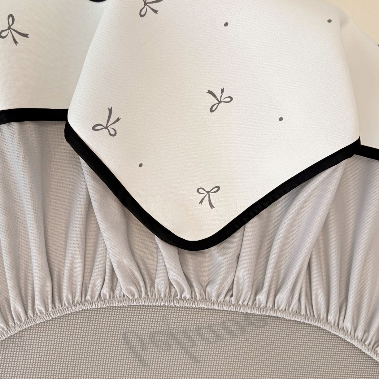 91家纺网 家纺一手货源 找家纺 懒猫家纺 2026新款大版卡通云感果冻床席床笠凉席 蝴蝶结小猫-床笠款