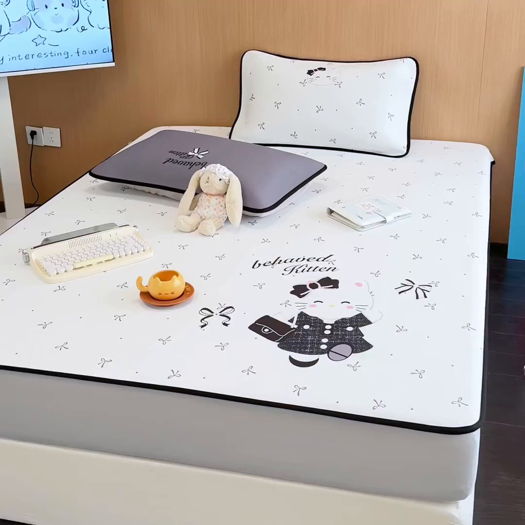 91家纺网 家纺一手货源 找家纺 懒猫家纺 2026新款大版卡通云感果冻床席床笠凉席 蝴蝶结小猫-床笠款