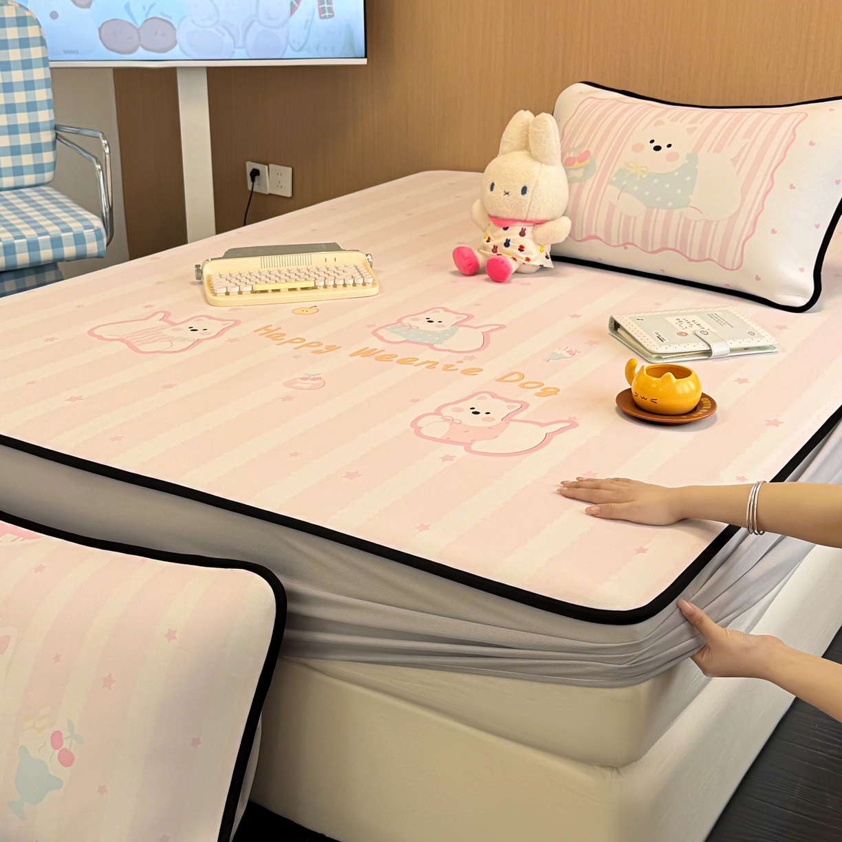 91家纺网 家纺一手货源 找家纺 懒猫家纺 2026新款大版卡通云感果冻床席床笠凉席 蜜桃汪星-床笠款