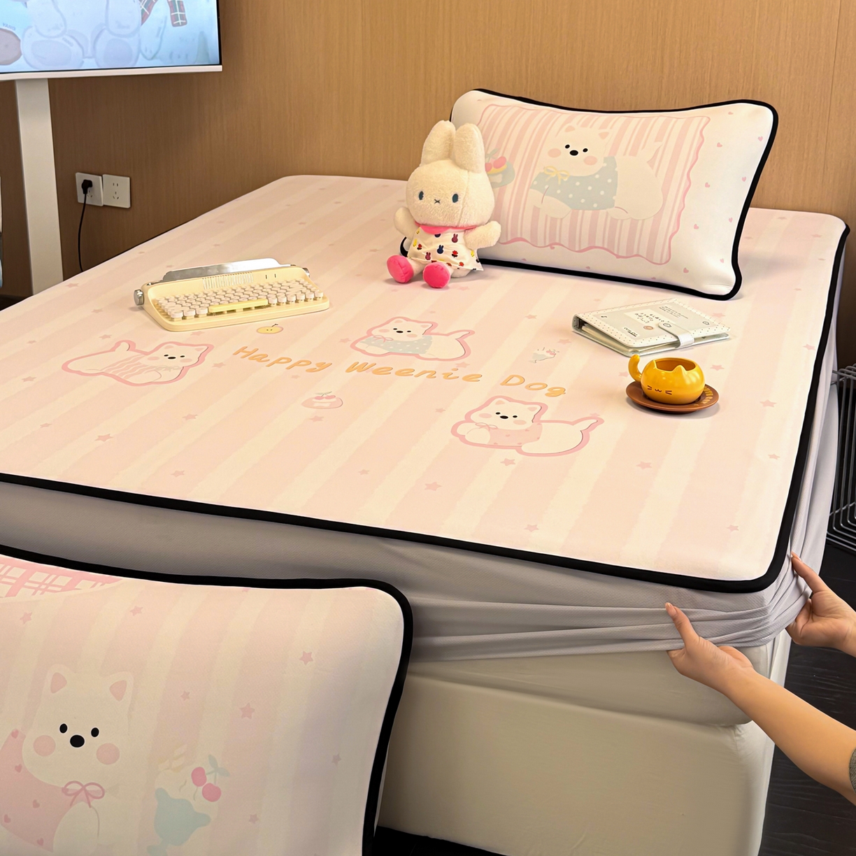 91家纺网 家纺一手货源 找家纺 懒猫家纺 2026新款大版卡通云感果冻床席床笠凉席 蜜桃汪星-床笠款