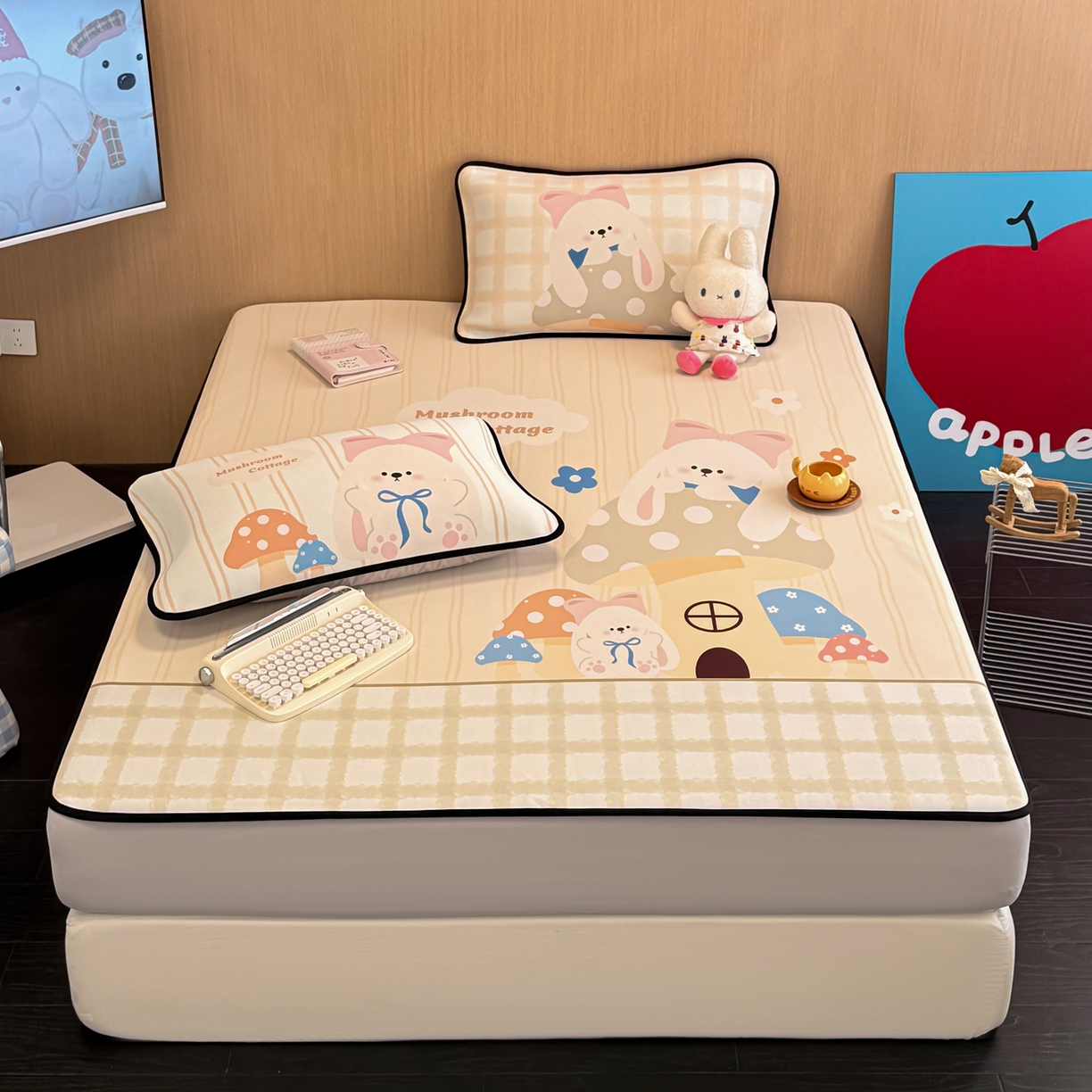 91家纺网 家纺一手货源 找家纺 懒猫家纺 2026新款大版卡通云感果冻床席床笠凉席 蘑菇屋-床笠款