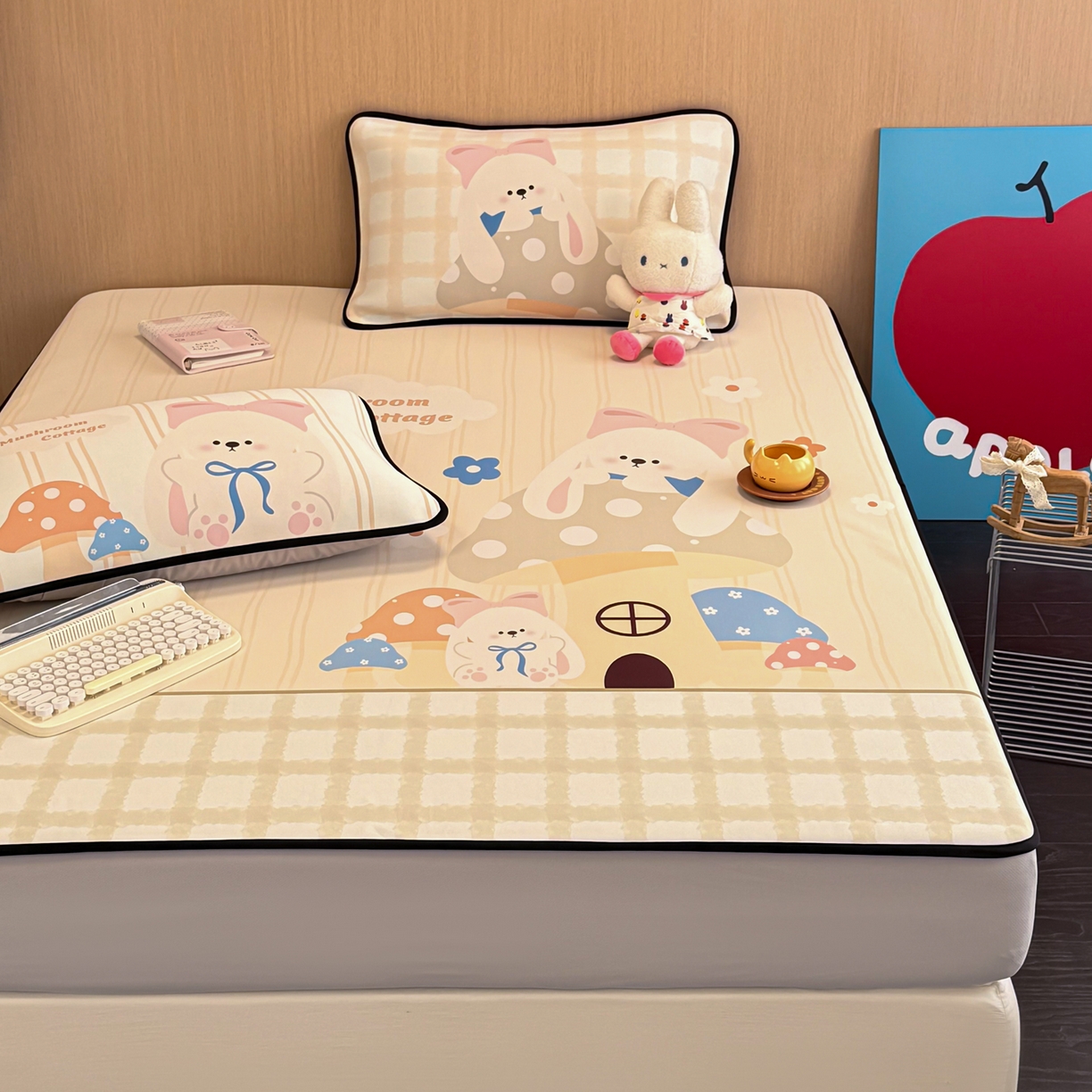 91家纺网 家纺一手货源 找家纺 懒猫家纺 2026新款大版卡通云感果冻床席床笠凉席 蘑菇屋-床笠款