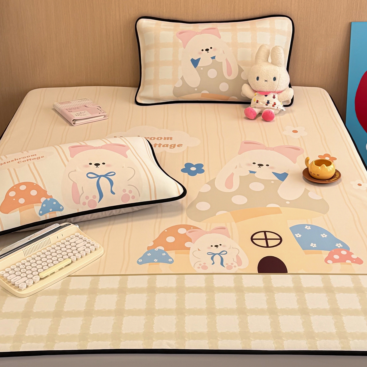 91家纺网 家纺一手货源 找家纺 懒猫家纺 2026新款大版卡通云感果冻床席床笠凉席 蘑菇屋-床笠款