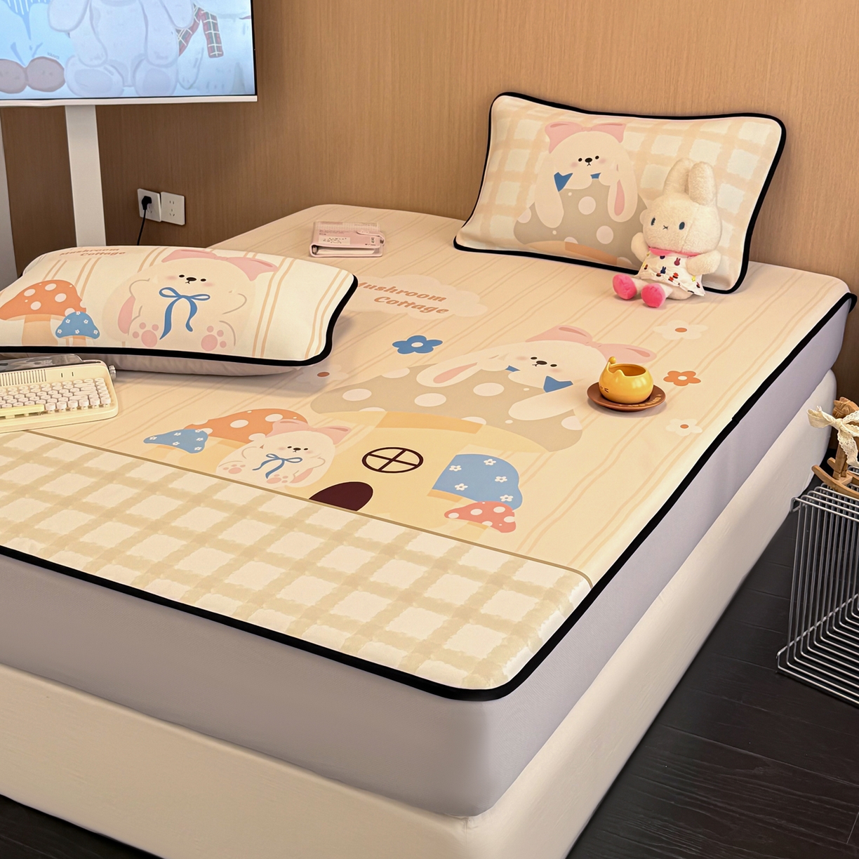 91家纺网 家纺一手货源 找家纺 懒猫家纺 2026新款大版卡通云感果冻床席床笠凉席 蘑菇屋-床笠款