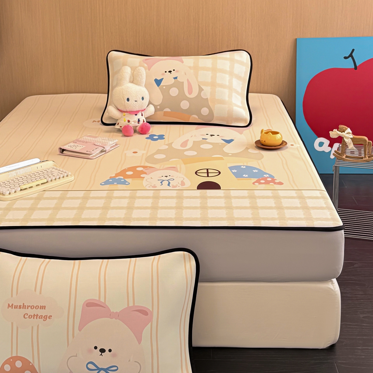 91家纺网 家纺一手货源 找家纺 懒猫家纺 2026新款大版卡通云感果冻床席床笠凉席 蘑菇屋-床笠款