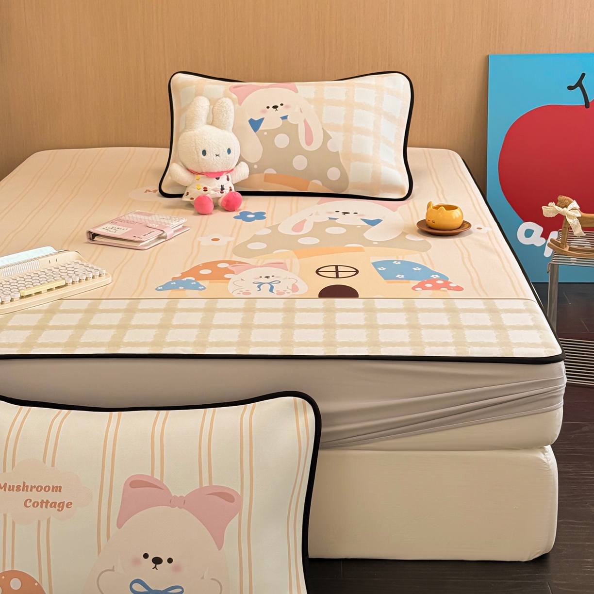 91家纺网 家纺一手货源 找家纺 懒猫家纺 2026新款大版卡通云感果冻床席床笠凉席 蘑菇屋-床笠款