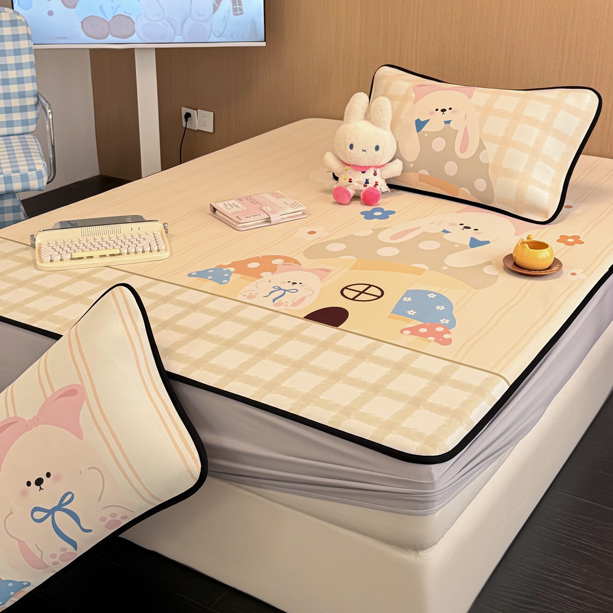 91家纺网 家纺一手货源 找家纺 懒猫家纺 2026新款大版卡通云感果冻床席床笠凉席 蘑菇屋-床笠款