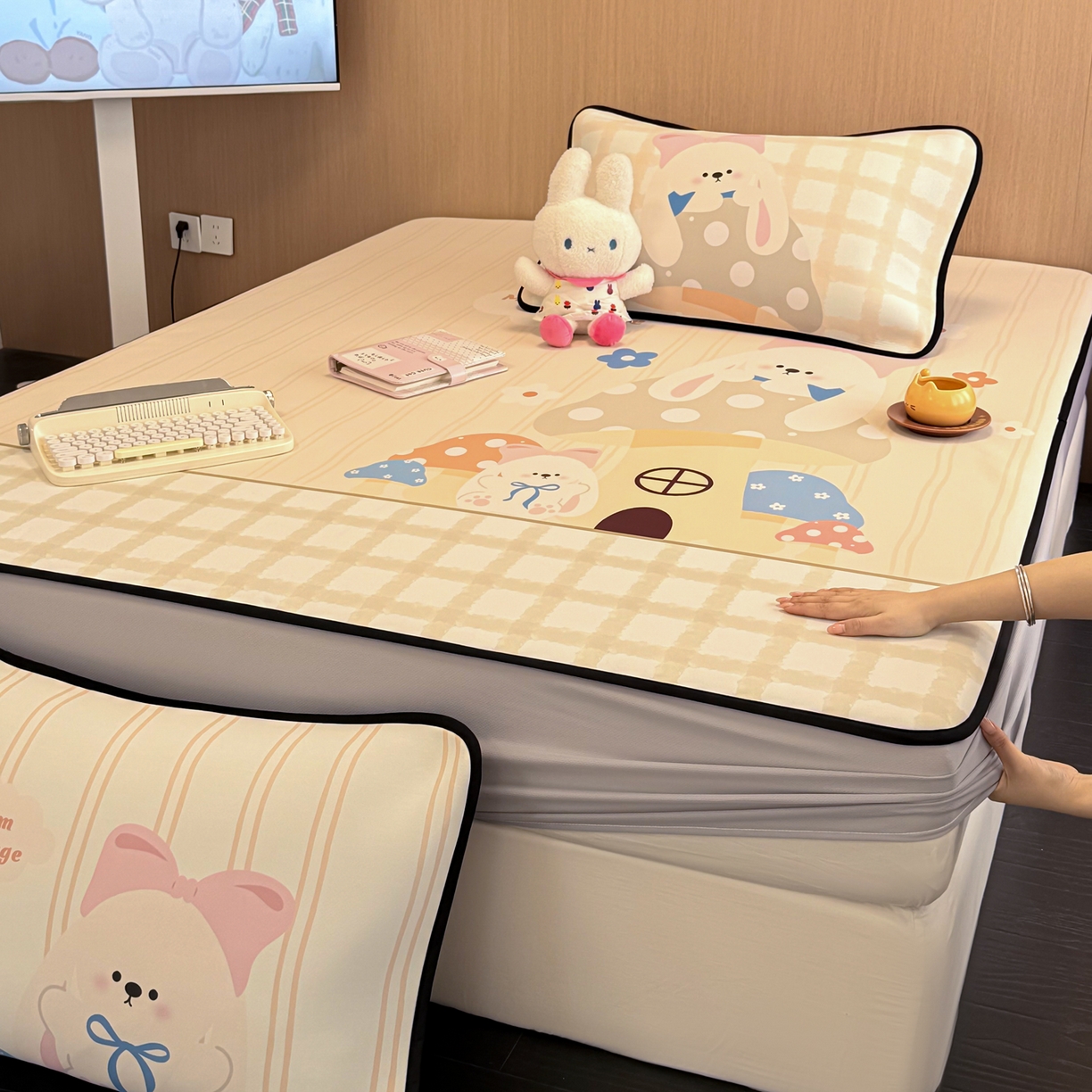 91家纺网 家纺一手货源 找家纺 懒猫家纺 2026新款大版卡通云感果冻床席床笠凉席 蘑菇屋-床笠款