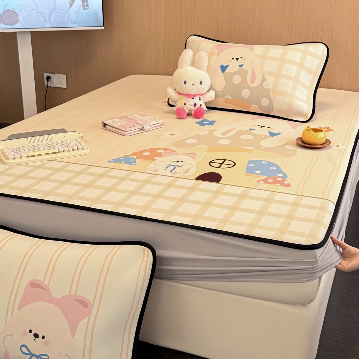 91家纺网 家纺一手货源 找家纺 懒猫家纺 2026新款大版卡通云感果冻床席床笠凉席 蘑菇屋-床笠款