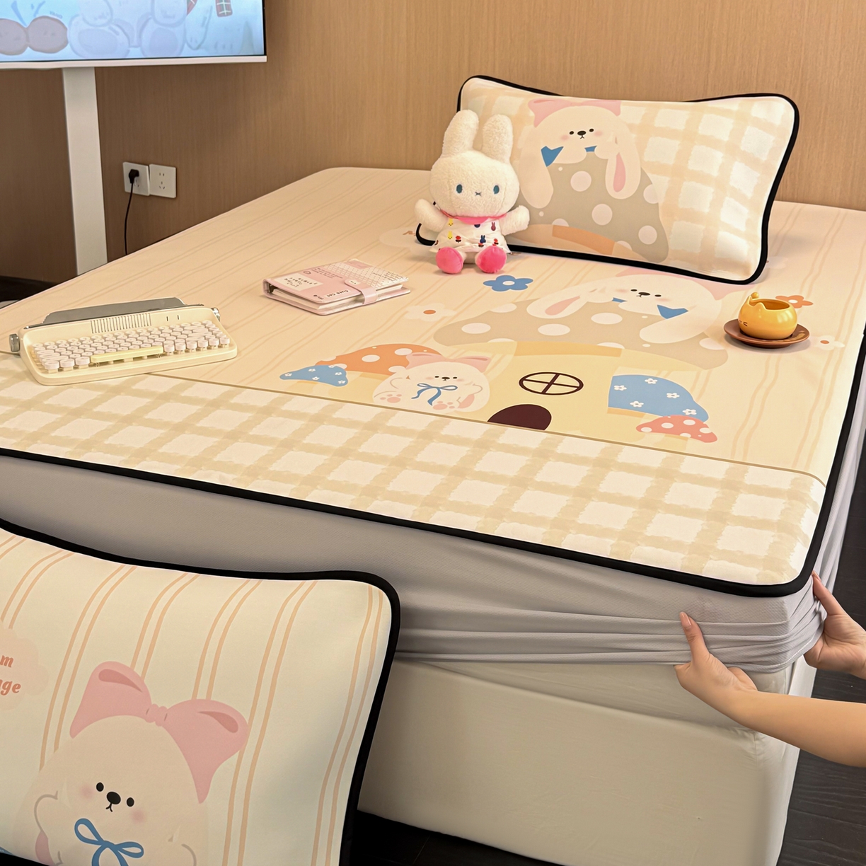 91家纺网 家纺一手货源 找家纺 懒猫家纺 2026新款大版卡通云感果冻床席床笠凉席 蘑菇屋-床笠款