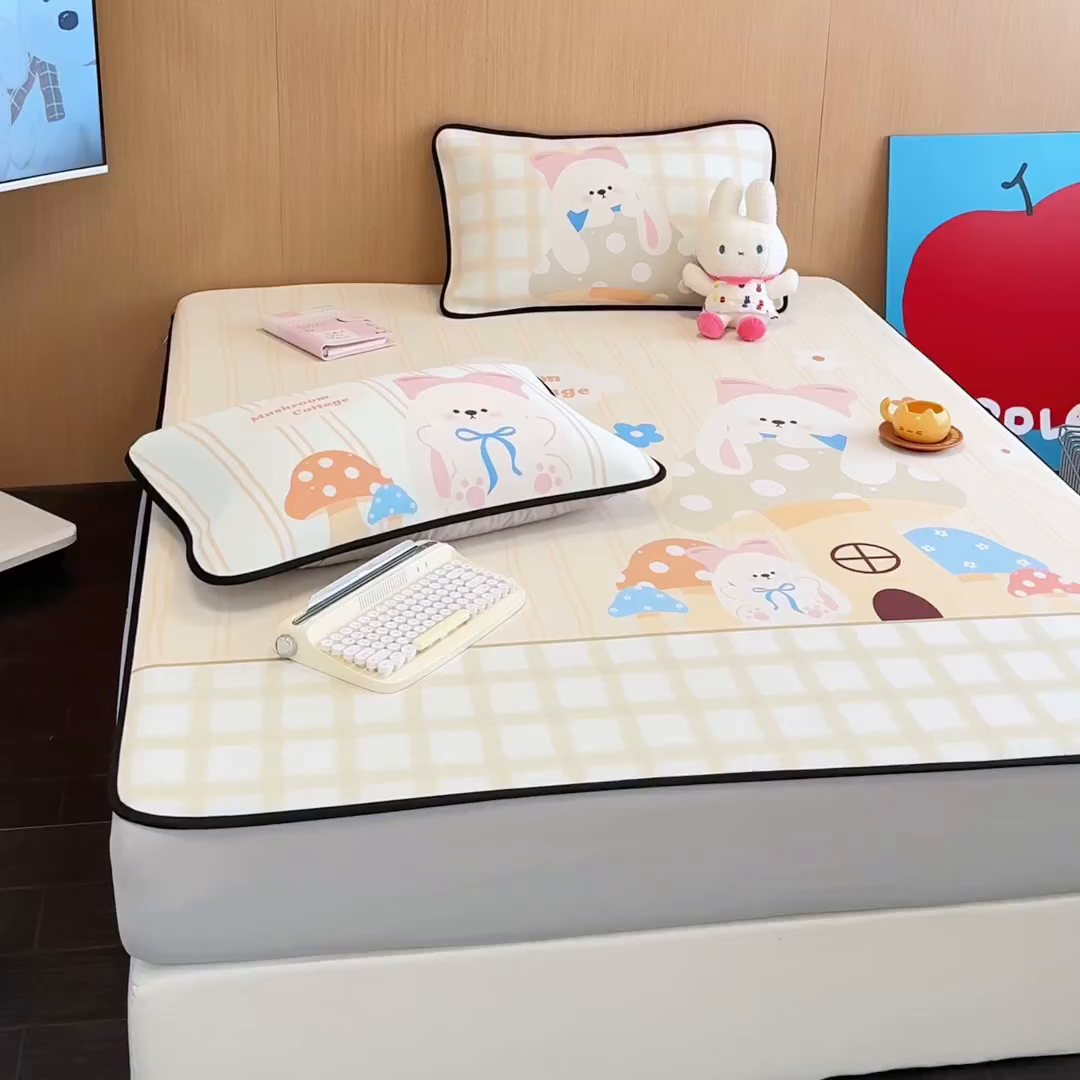 91家纺网 家纺一手货源 找家纺 懒猫家纺 2026新款大版卡通云感果冻床席床笠凉席 蘑菇屋-床笠款