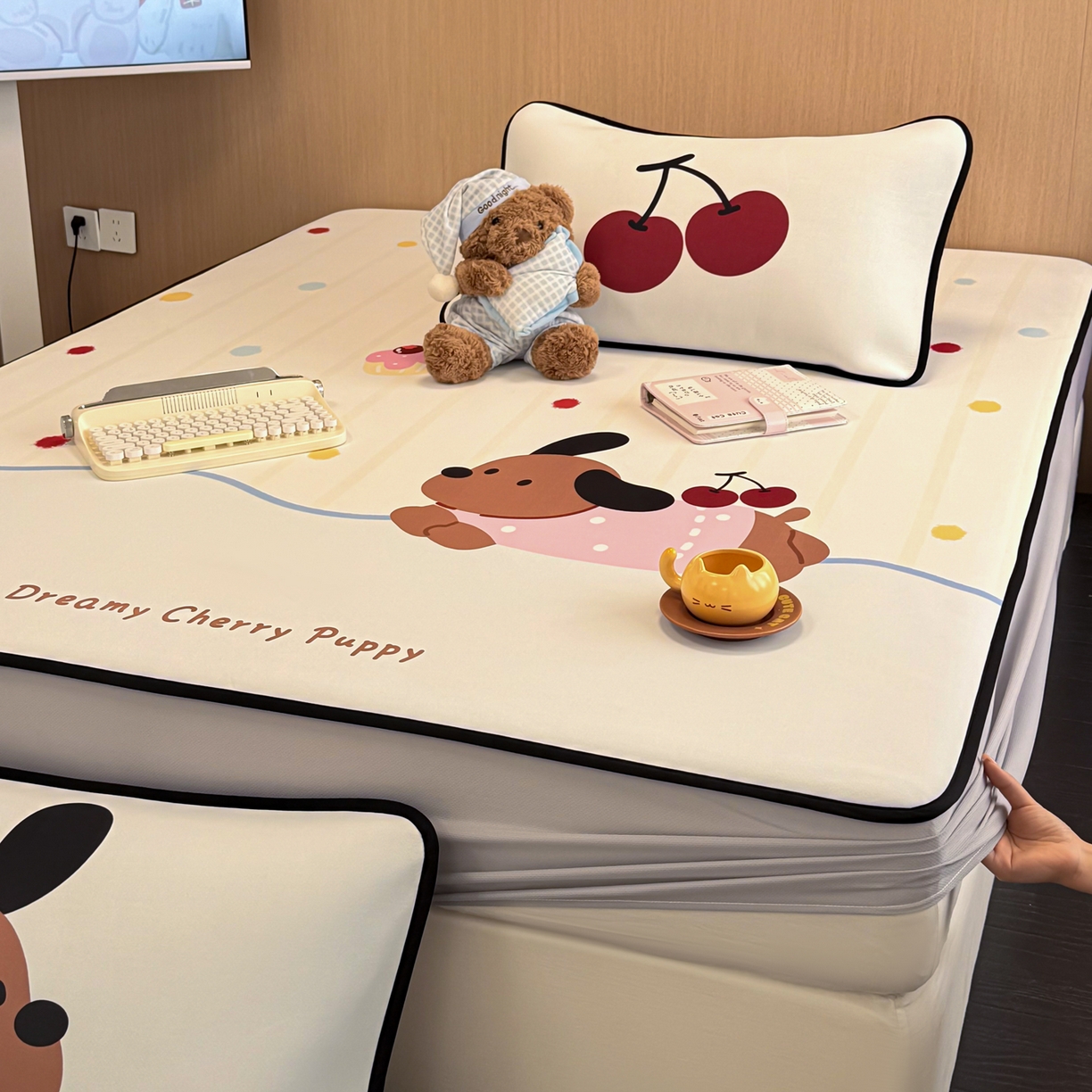 91家纺网 家纺一手货源 找家纺 懒猫家纺 2026新款大版卡通云感果冻床席床笠凉席 糖豆狗狗-床笠款