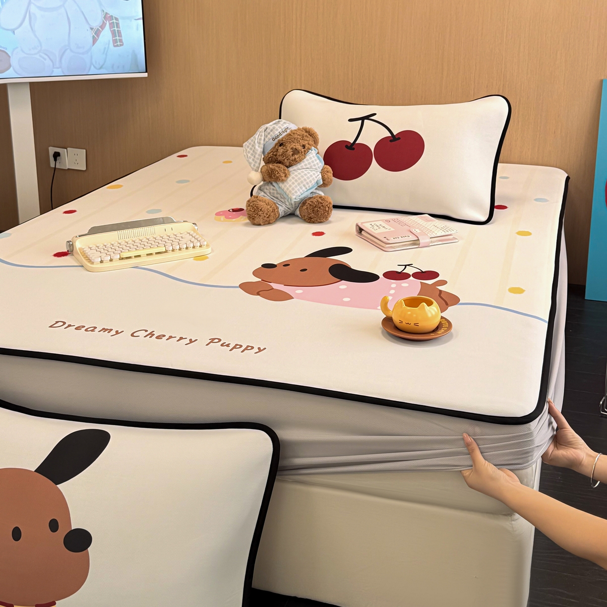 91家纺网 家纺一手货源 找家纺 懒猫家纺 2026新款大版卡通云感果冻床席床笠凉席 糖豆狗狗-床笠款