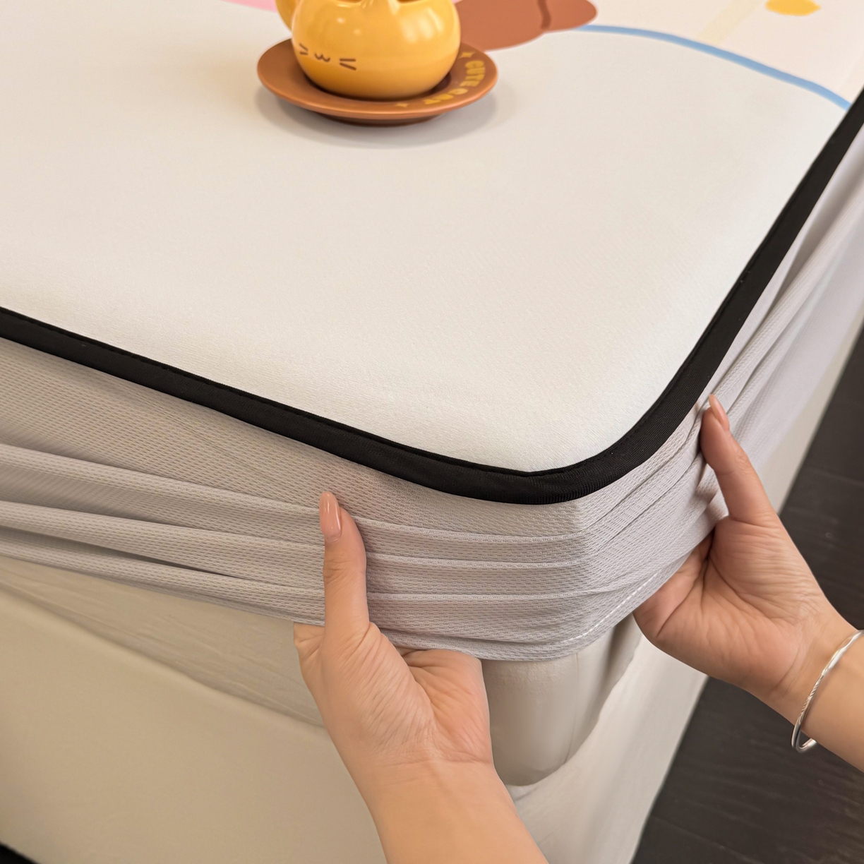 91家纺网 家纺一手货源 找家纺 懒猫家纺 2026新款大版卡通云感果冻床席床笠凉席 糖豆狗狗-床笠款