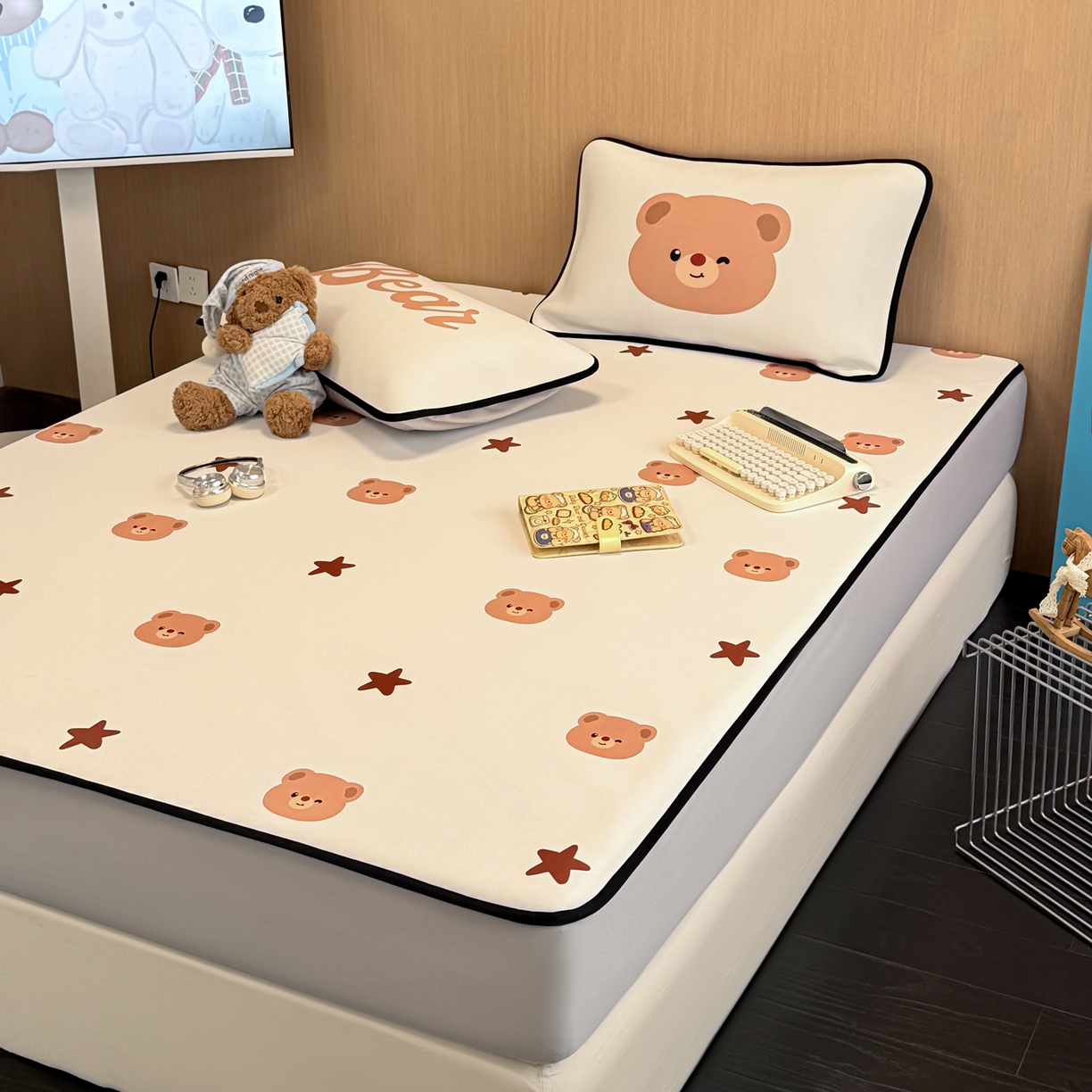 91家纺网 家纺一手货源 找家纺 懒猫家纺 2026新款大版卡通云感果冻床席床笠凉席 英伦小熊-床笠款