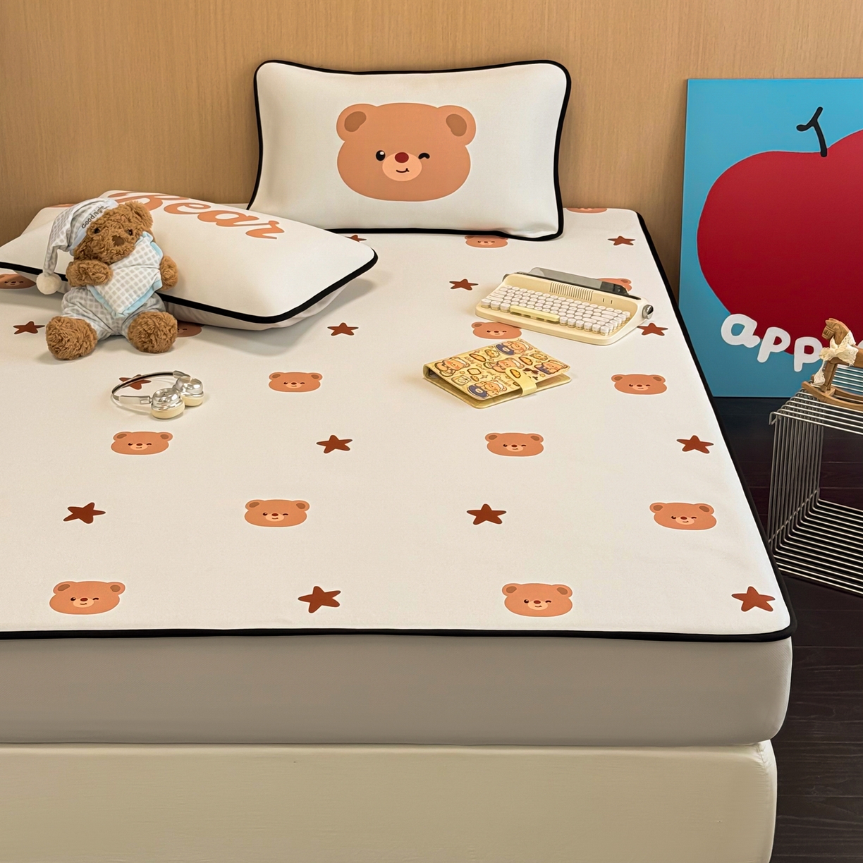 91家纺网 家纺一手货源 找家纺 懒猫家纺 2026新款大版卡通云感果冻床席床笠凉席 英伦小熊-床笠款