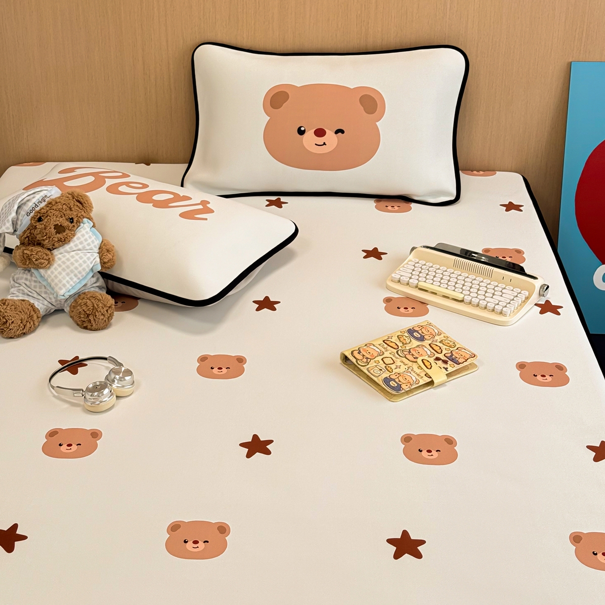 91家纺网 家纺一手货源 找家纺 懒猫家纺 2026新款大版卡通云感果冻床席床笠凉席 英伦小熊-床笠款