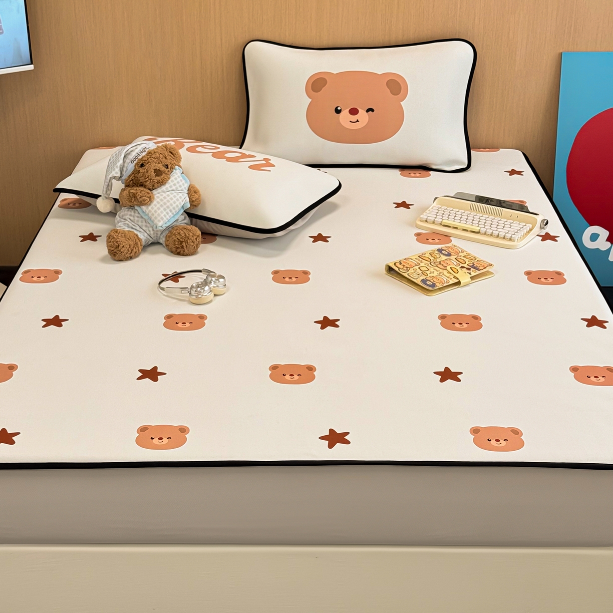 91家纺网 家纺一手货源 找家纺 懒猫家纺 2026新款大版卡通云感果冻床席床笠凉席 英伦小熊-床笠款