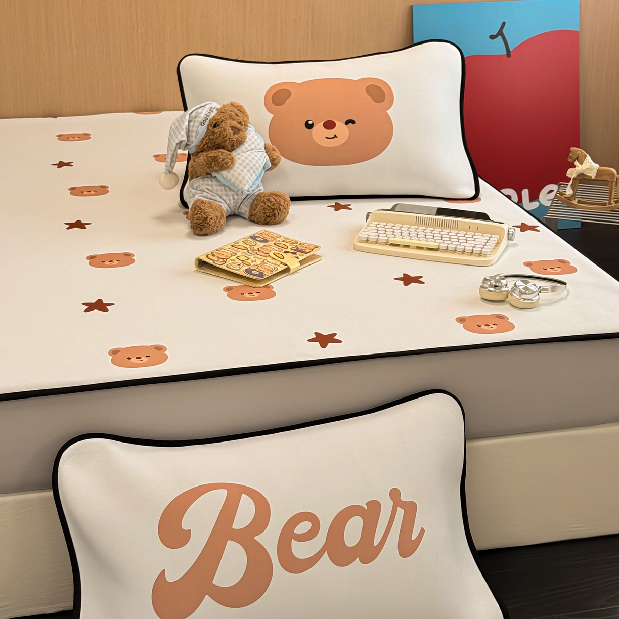 91家纺网 家纺一手货源 找家纺 懒猫家纺 2026新款大版卡通云感果冻床席床笠凉席 英伦小熊-床笠款