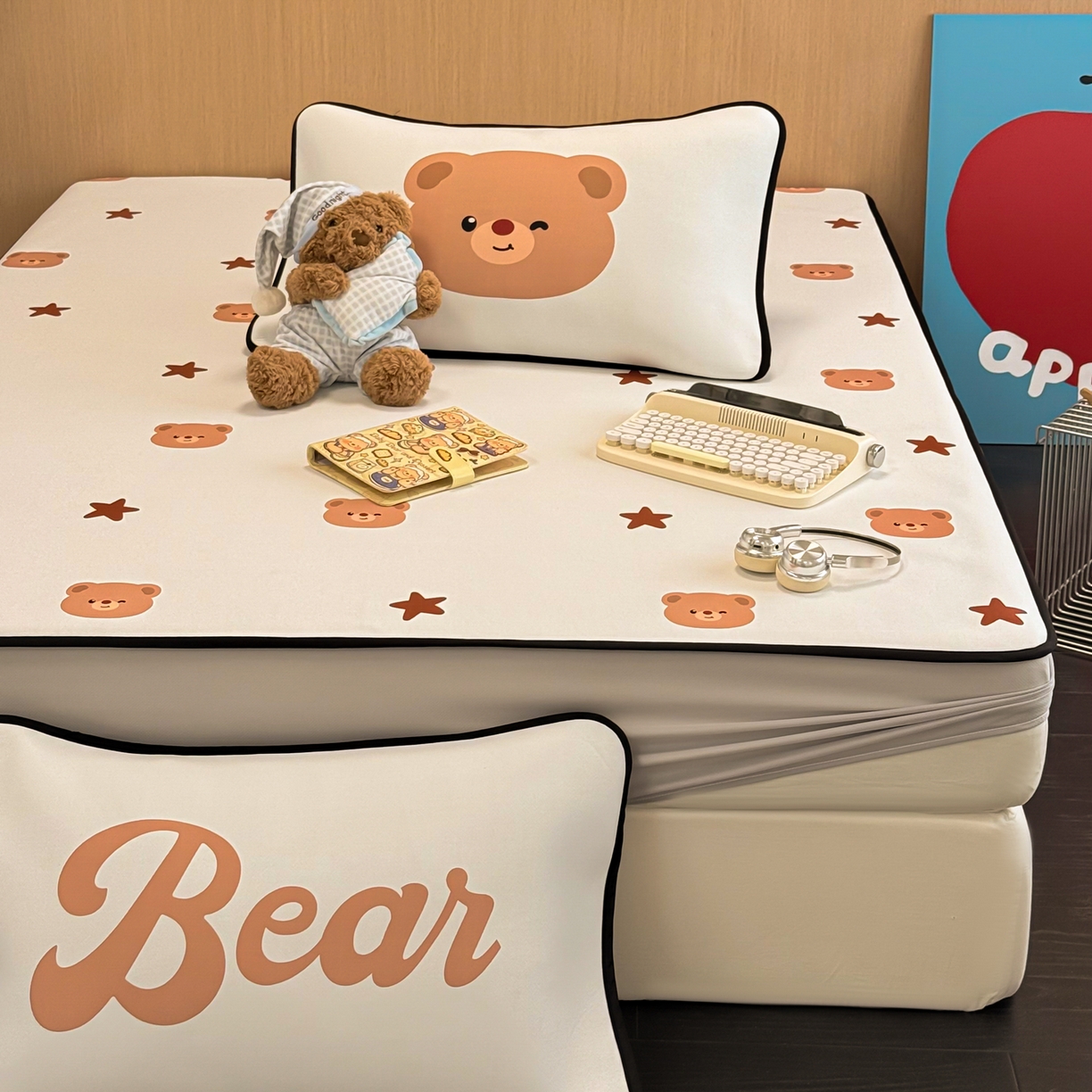 91家纺网 家纺一手货源 找家纺 懒猫家纺 2026新款大版卡通云感果冻床席床笠凉席 英伦小熊-床笠款