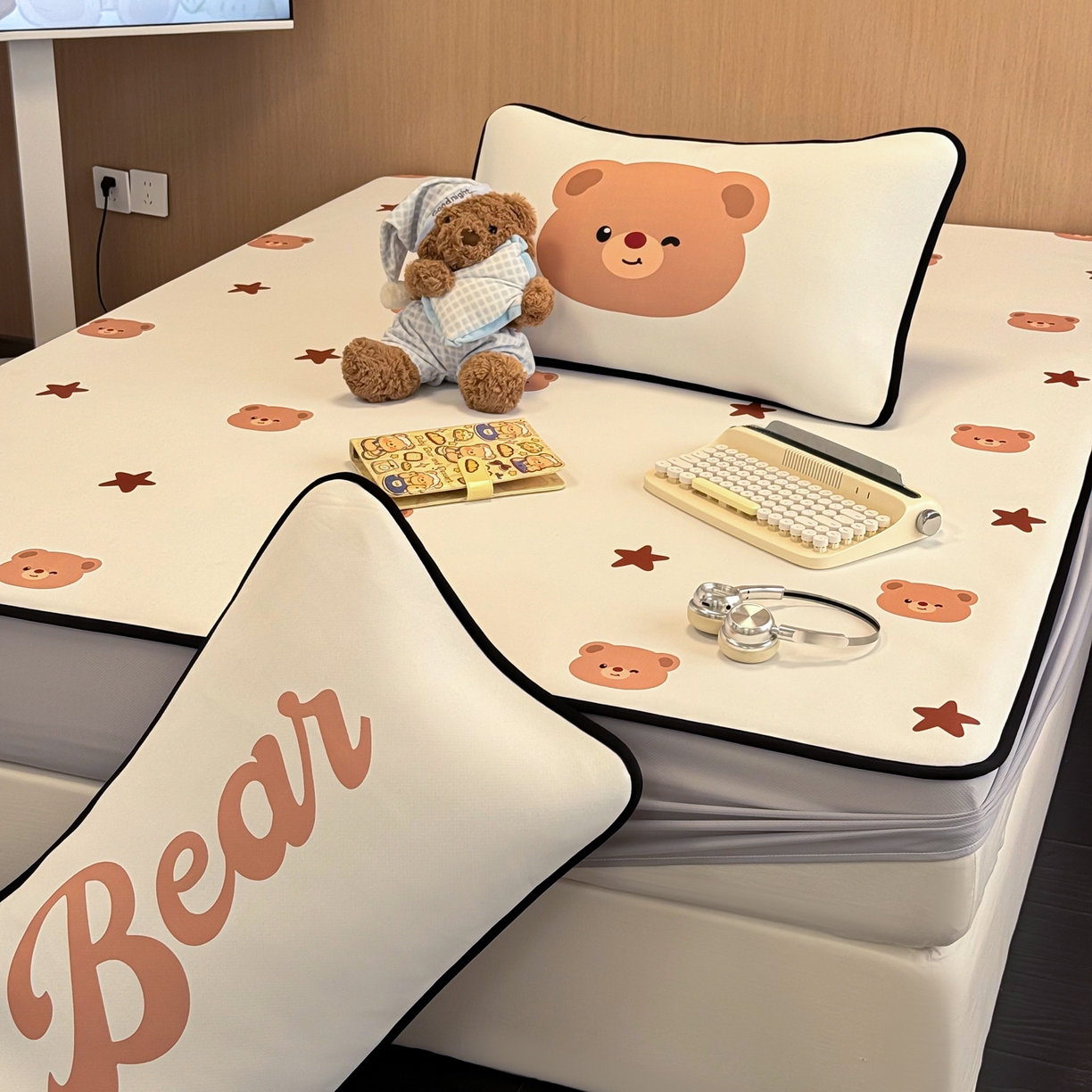 91家纺网 家纺一手货源 找家纺 懒猫家纺 2026新款大版卡通云感果冻床席床笠凉席 英伦小熊-床笠款