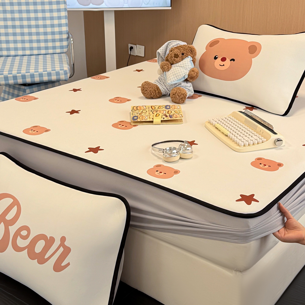 91家纺网 家纺一手货源 找家纺 懒猫家纺 2026新款大版卡通云感果冻床席床笠凉席 英伦小熊-床笠款