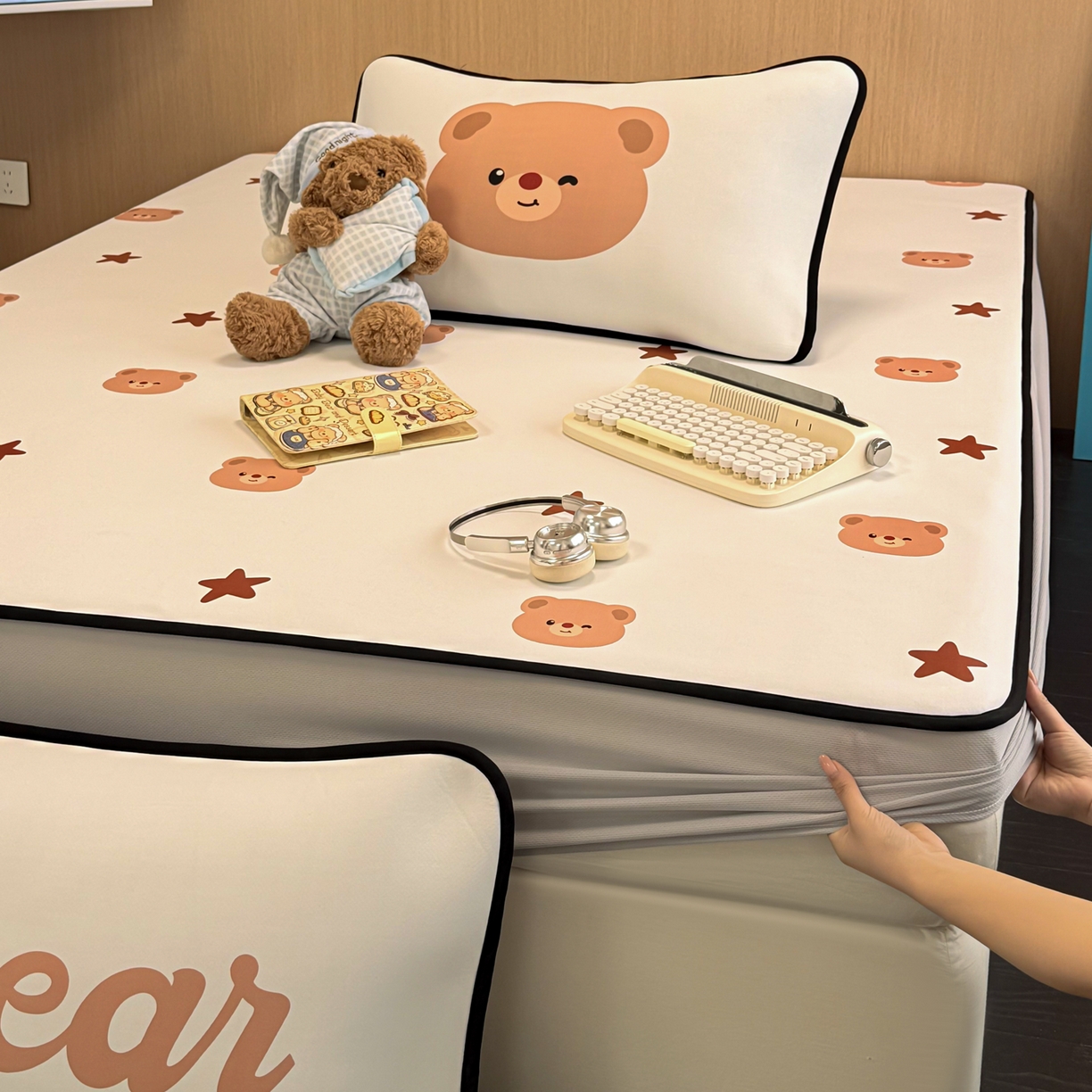 91家纺网 家纺一手货源 找家纺 懒猫家纺 2026新款大版卡通云感果冻床席床笠凉席 英伦小熊-床笠款