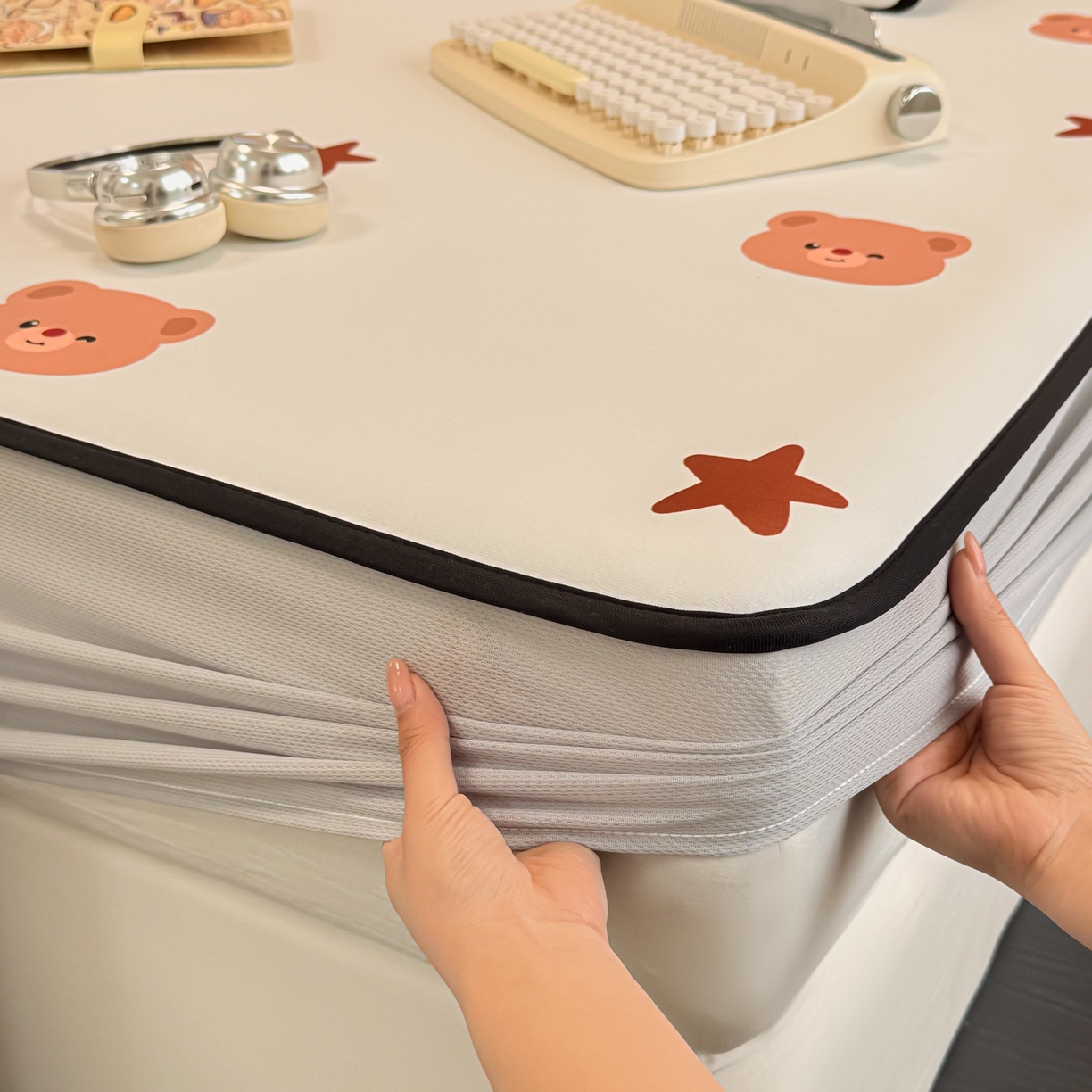 91家纺网 家纺一手货源 找家纺 懒猫家纺 2026新款大版卡通云感果冻床席床笠凉席 英伦小熊-床笠款