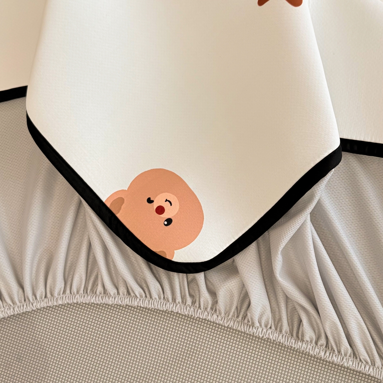 91家纺网 家纺一手货源 找家纺 懒猫家纺 2026新款大版卡通云感果冻床席床笠凉席 英伦小熊-床笠款