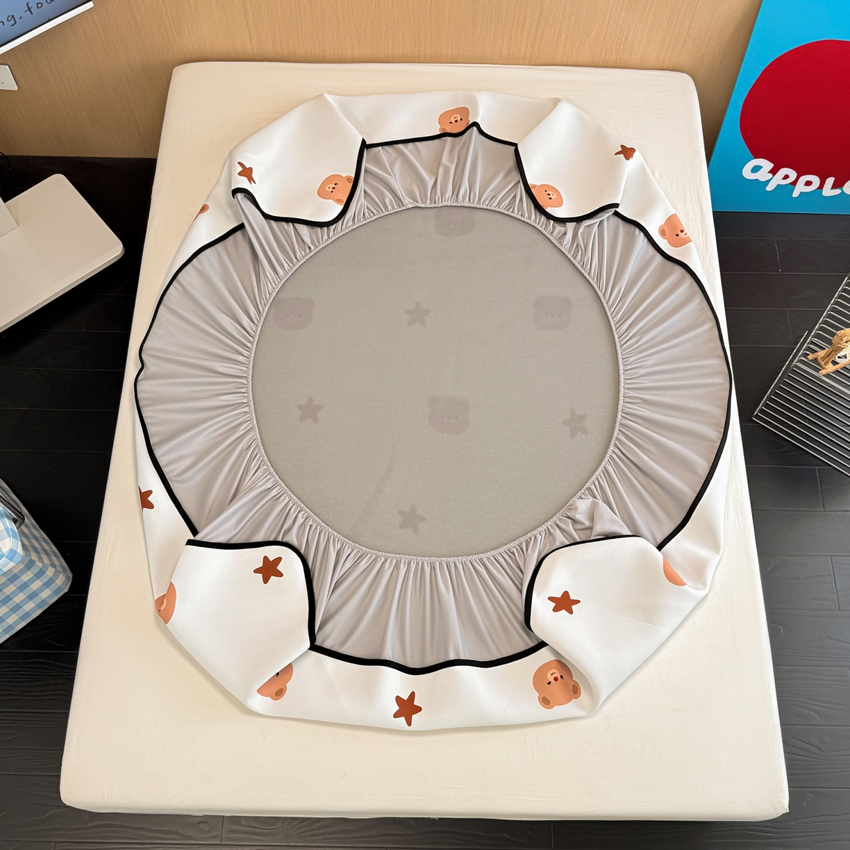 91家纺网 家纺一手货源 找家纺 懒猫家纺 2026新款大版卡通云感果冻床席床笠凉席 英伦小熊-床笠款