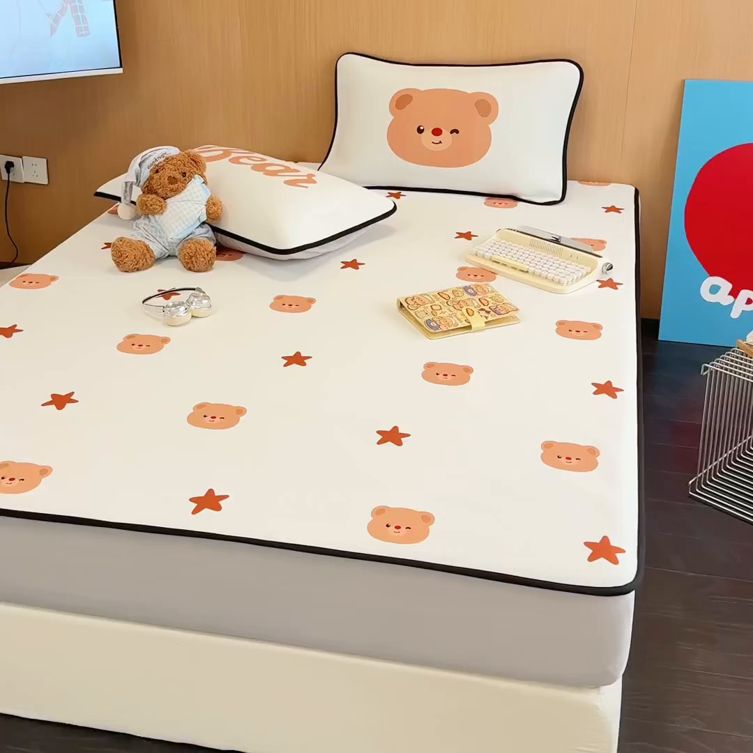 91家纺网 家纺一手货源 找家纺 懒猫家纺 2026新款大版卡通云感果冻床席床笠凉席 英伦小熊-床笠款