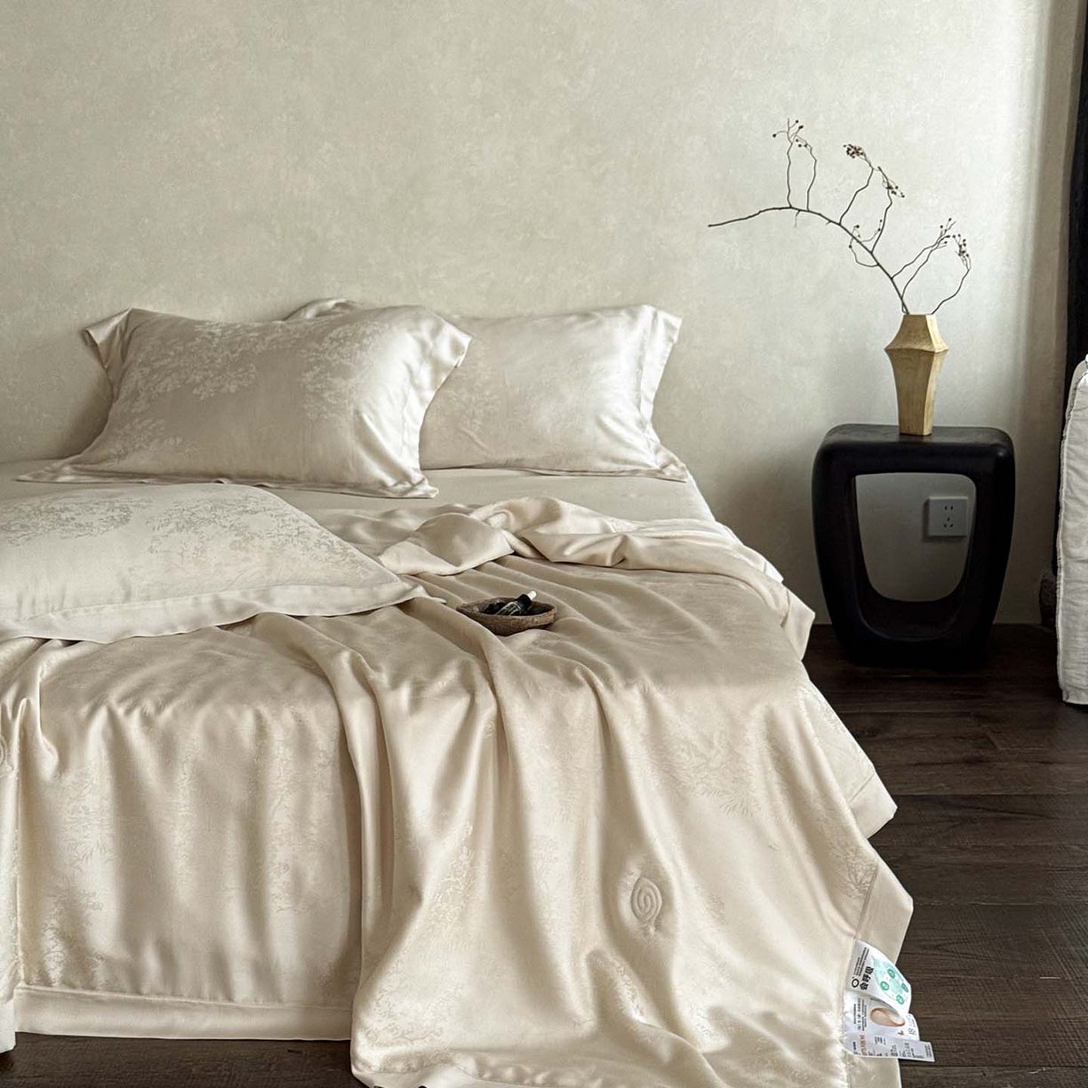 91家纺网 家纺一手货源 找家纺 花时间 2026新款提花夏凉被天丝赫本夏被四件套 天丝赫本夏被-香槟色