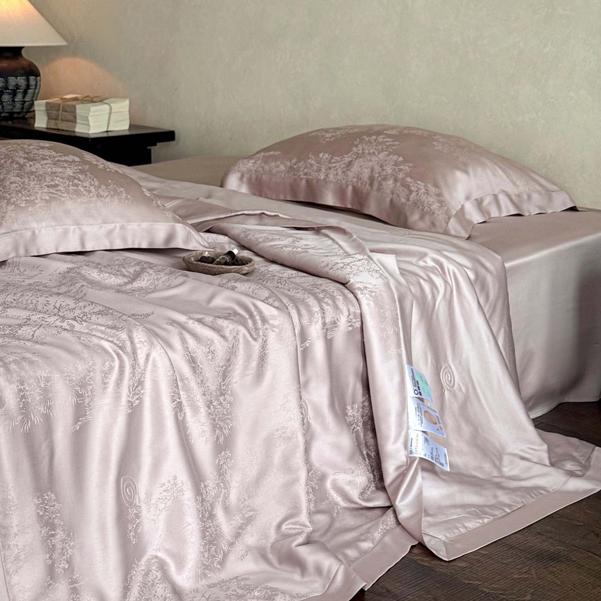 91家纺网 家纺一手货源 找家纺 花时间 2026新款提花夏凉被天丝赫本夏被四件套 天丝赫本夏被-浅紫色