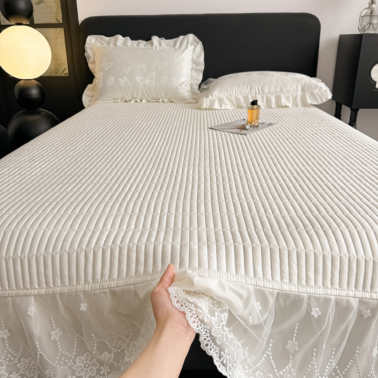 91家纺网 家纺一手货源 找家纺 富米莱（原臻工厂） 2026新款花边蕾丝款水洗真丝提花床盖床单床裙夏凉被四件套 蝶舞白