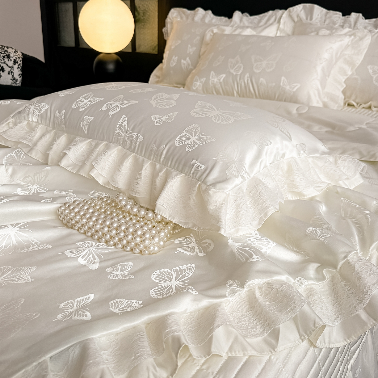 91家纺网 家纺一手货源 找家纺 富米莱（原臻工厂） 2026新款花边蕾丝款水洗真丝提花床盖床单床裙夏凉被四件套 蝶舞白