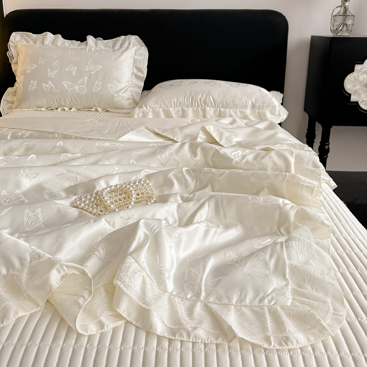 91家纺网 家纺一手货源 找家纺 富米莱（原臻工厂） 2026新款花边蕾丝款水洗真丝提花床盖床单床裙夏凉被四件套 蝶舞白