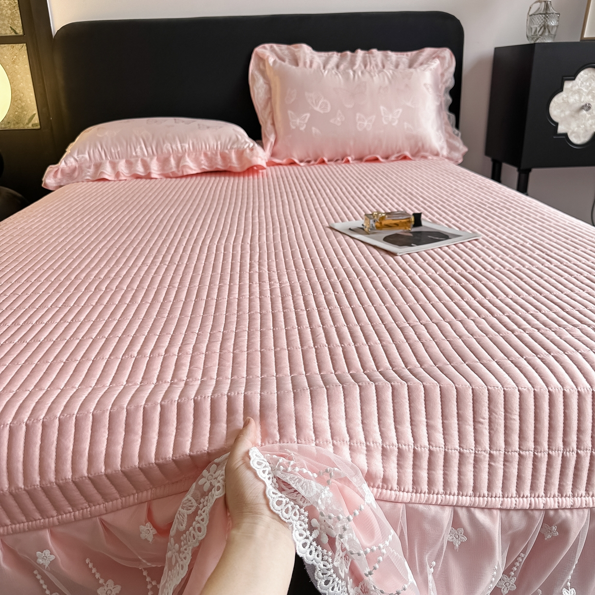 91家纺网 家纺一手货源 找家纺 富米莱（原臻工厂） 2026新款花边蕾丝款水洗真丝提花床盖床单床裙夏凉被四件套 蝶舞粉